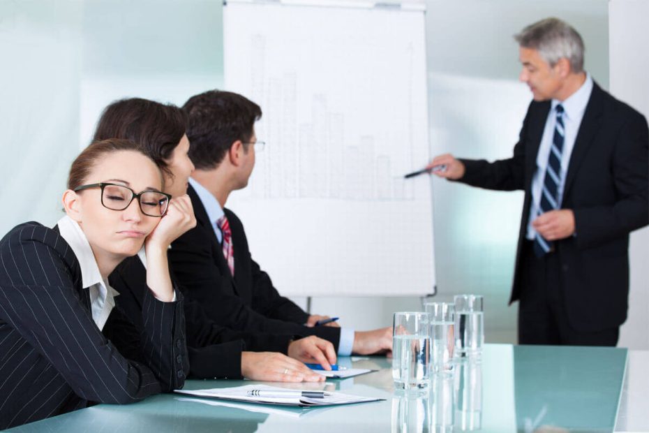 deficit de atencion mujer aburrida en el trabajo